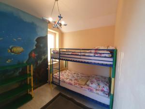 TęgoborzeDom nad Jeziorem Rożnowskim的一间带两张双层床和鱼壁画的卧室
