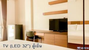 梭桃邑Neo km10โรงแรมที่พักใกล้สนามบินอู่ตะเภา แสมสาร สัตหีบ บ้านฉาง的客房设有电视和带椅子的书桌。