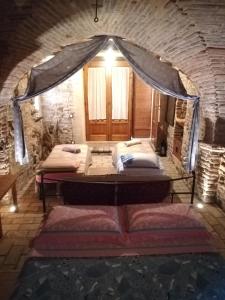 SpinetoliPantorano rooms的一间卧室设有两张石墙床。
