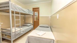 坎皮纳斯Pousada F7的一间卧室配有两张双层床。
