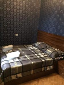 克瓦雷利Guesthouse Raisa的一间卧室配有一张蓝色墙壁的床