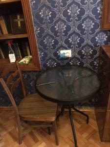 克瓦雷利Guesthouse Raisa的桌子、椅子、桌子和墙壁