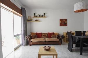 拉戈斯Lagos Bay View Flat的客厅配有沙发和桌子