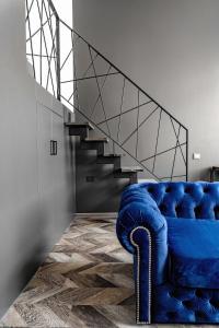 考纳斯River house apartments的楼梯间蓝色的沙发
