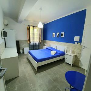 圣维托罗卡波Alba Chiara B&B的蓝色的卧室,配有床和蓝色的墙壁