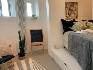 斯塔德Ystads Gamla Vattentorn的卧室配有一张床和墙上的黑板