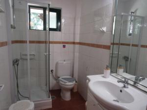 巴尔巴蒂巴尔巴蒂海滩公寓酒店的带淋浴、卫生间和盥洗盆的浴室