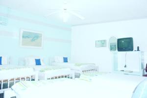 马萨亚伊万尼亚酒店的白色的房间,配有白色椅子和电视