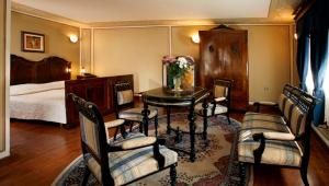 普罗夫迪夫赫布罗斯住宿酒店的一间卧室配有桌椅和一张床