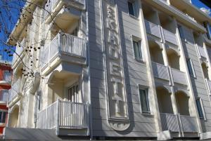 里米尼卡德特酒店的建筑的侧面有标志