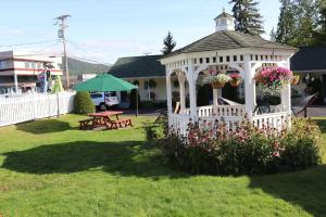 乔治湖乔治湖传统汽车旅馆的庭院内白色的凉亭,花卉盛开