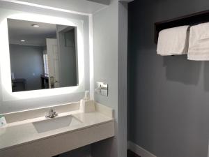 布雷亚丽晶汽车旅馆的一间带水槽和镜子的浴室