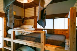 长野1166背包客旅舍的小屋内设有一间带两张双层床的卧室