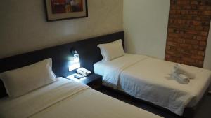 马六甲906 Hotel Kota Laksamana的酒店客房 - 带两张床