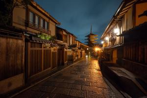 京都坎普顿度假屋 京都清水的夜间有楼房的小巷