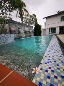 麻坡Secret Garden Warni Villa (MUAR)的水中花的游泳池