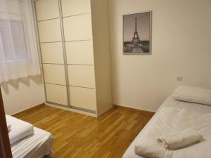 阿拉德Adi in the desert的一间卧室设有两张床,享有艾菲尔铁塔的景色。