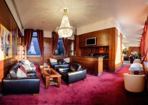 兹沃伦波拉纳酒店的客厅配有皮革家具和钢琴