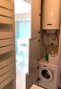 尼斯Studios Nice Gambetta的洗衣房配有洗衣机和烘干机