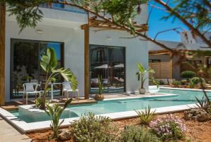 阿默达拉-伊拉克利翁Paralos Lifestyle Beach Adults Only的庭院中带游泳池的房子