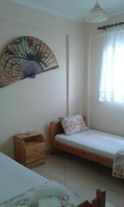 奥弗里安Porcelanico Home的小房间设有两张床和窗户