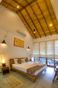 达瓦拉维大象足迹酒店的一间卧室,卧室内配有一张大床