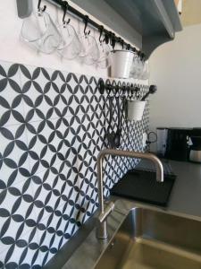 斯哈伦代克Studio Bluuven的厨房的墙壁上装饰有黑白图案