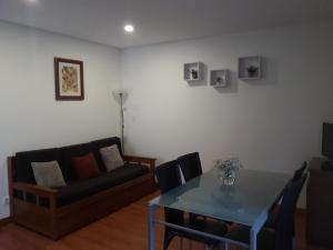 吉尔斯Casa Ribom的客厅配有桌子和沙发
