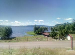 雷克桑德Dimgården的享有湖泊美景,设有房屋和道路