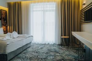百乐费利克斯普里斯登酒店的酒店客房设有一张床和一个大窗户