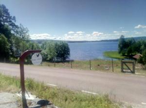 雷克桑德Dimgården的水体旁有标志的道路