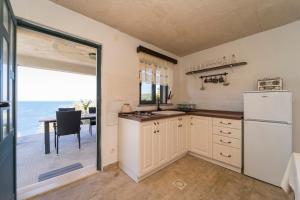 尼亚卢卡House on Punta的厨房配有冰箱和桌子,享有海景。