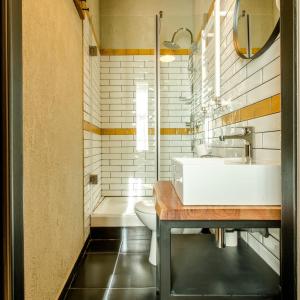 克拉约瓦ACSA INN的浴室配有盥洗盆、卫生间和浴缸。
