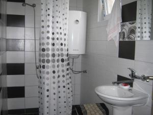 奥赫里德里斯托宾馆的一间带卫生间和水槽的小浴室