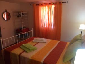 阿尔特Cerro da Janela Hostel的一间卧室配有一张床,上面有两条毛巾