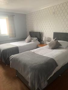 兰盖夫尼塔法Y罗斯酒店的酒店客房设有两张床和窗户。