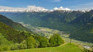 ArdennoAlbergo Ristorante Innocenti的享有山脉山谷的景色