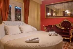 伊古迈尼察阿斯托里亚酒店的一间卧室配有一张床,上面有两条毛巾