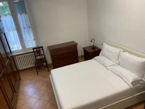 帕尔马B&B Giulia的卧室配有白色的床和椅子