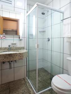 亚美利加纳美洲至尊诺酒店的一间带玻璃淋浴和卫生间的浴室