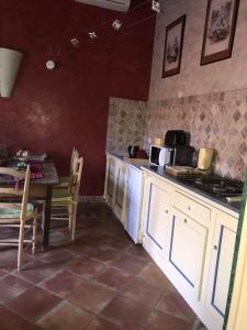 巴邦塔纳勒马泽圣母旅馆的厨房配有桌子和炉灶。 顶部烤箱