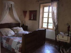 巴邦塔纳勒马泽圣母旅馆的一间卧室设有一张床和一个窗口