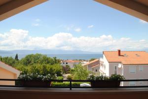 马林斯卡Villa Rustika的房屋的阳台享有风景。