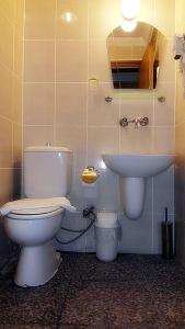 马尔马里斯马尔马里斯天使旅馆的一间带卫生间和水槽的浴室
