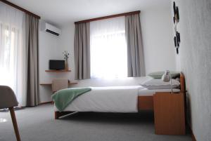 马林斯卡Villa Rustika的一间卧室设有一张床和一个大窗户