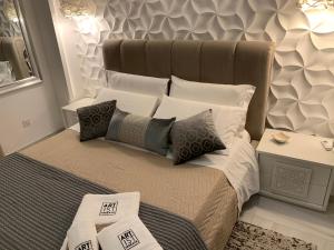 梅利哈Artist Terrace Apartments的一间卧室配有一张带枕头的大床