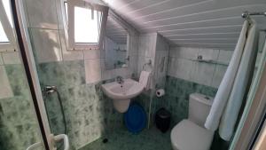 希典Fresh Kiten的一间带水槽和卫生间的小浴室