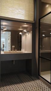 萨莱诺Botteghelle14 suites的一间带水槽和镜子的浴室