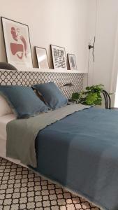 萨莱诺Botteghelle14 suites的一间卧室配有一张带床头板和图片的床