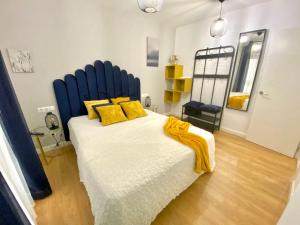 萨莫拉EL CORAZON DE ZAMORA Garaje Gratis的一间卧室配有一张带黄色枕头的大床